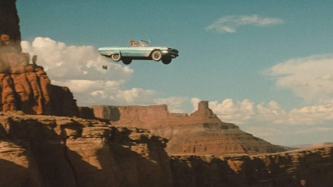 Fotograma Ford Thunderbird 1966 verde menta descapotado de la película Thelma & Louise