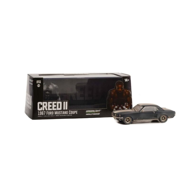 Coche miniatura Ford Mustang Coupe 1967 negro sucio de la película Creed 2 a escala 1/43 en embalaje de urna con soporte Greenlight