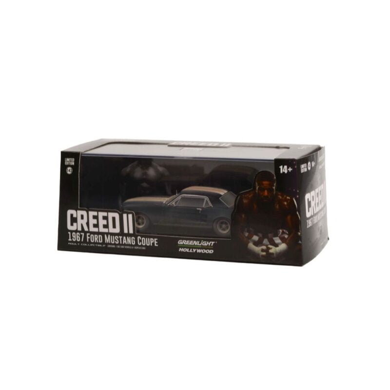 Coche miniatura Ford Mustang Coupe 1967 negro sucio de la película Creed 2 a escala 1/43 en embalaje de urna con soporte Greenlight