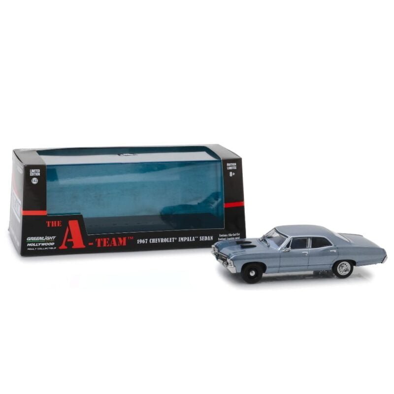 Miniatura coche Chevrolet Impala Sedan 1967 azul de la serie El Equipo A a escala 1/43 Greenlight con urna expositora con peana