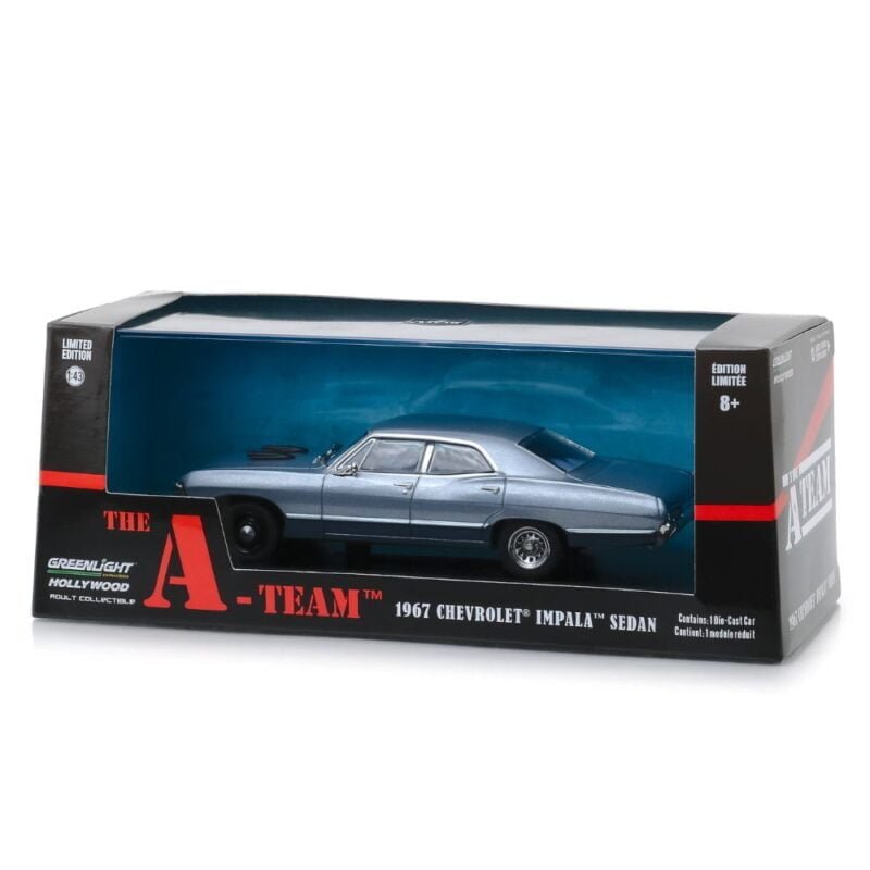 Miniatura coche Chevrolet Impala Sedan 1967 azul de la serie El Equipo A a escala 1/43 Greenlight con urna expositora con peana