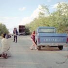 Rodaje con camioneta Chevrolet C-10 1974 azul de la película La Matanza de Texas