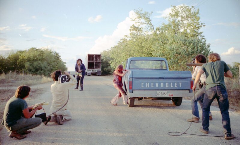 Rodaje con camioneta Chevrolet C-10 1974 azul de la película La Matanza de Texas