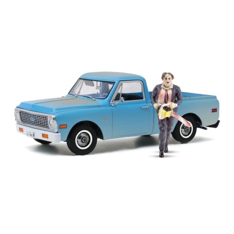 Chevrolet C-10 1974 azul con figura Leatherface de la película La Matanza de Texas a escala 1/18