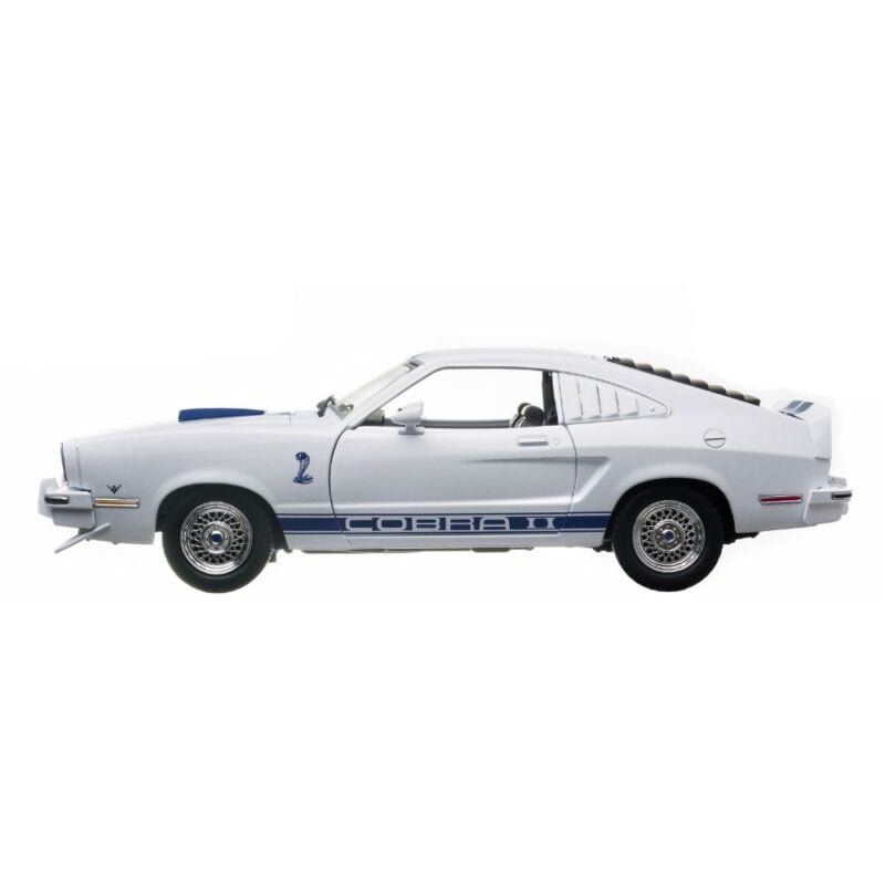 Miniatura coche Ford Mustang Cobra II 1976 blanco con rayas azules de la serie Los Ángeles de Charlie a escala 1/18 Greenlight