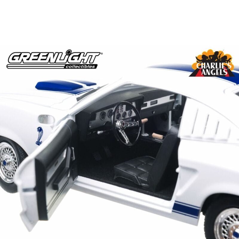 Miniatura coche Ford Mustang Cobra II 1976 blanco con rayas azules de la serie Los Ángeles de Charlie a escala 1/18 Greenlight