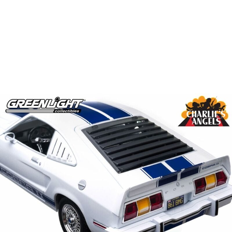 Miniatura coche Ford Mustang Cobra II 1976 blanco con rayas azules de la serie Los Ángeles de Charlie a escala 1/18 Greenlight