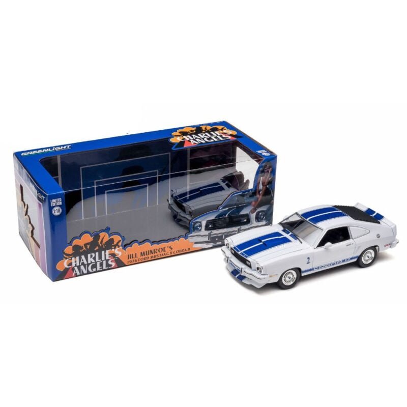 Miniatura coche Ford Mustang Cobra II 1976 blanco con rayas azules de la serie Los Ángeles de Charlie a escala 1/18 Greenlight