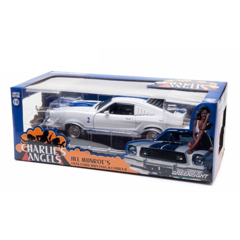 Miniatura coche Ford Mustang Cobra II 1976 blanco con rayas azules de la serie Los Ángeles de Charlie a escala 1/18 Greenlight