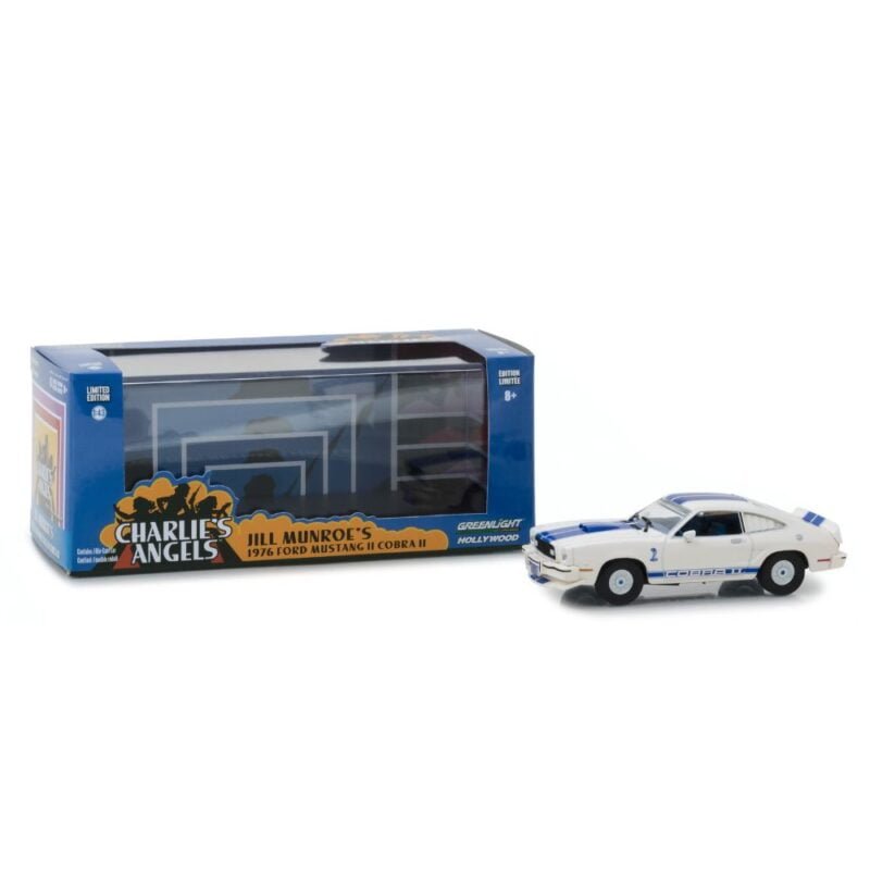 Miniatura coche Ford Mustang Cobra II 1976 blanco con rayas azules de la serie Los Ángeles de Charlie a escala 1/43 Greenlight