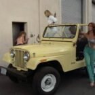 Coche todoterreno Jeep CJ-5 1980 amarillo de la serie Los Ángeles