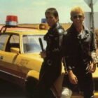 Mel Gibson y Steve Bisley (Max y Goose) con coche Ford Falcon XB V8 1979 Police Interceptor amarillo, rojo y azul en la película Mad Max