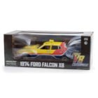 Miniatura coche Ford Falcon XB V8 1979 Interceptor amarillo, rojo y azul de la película Mad Max a escala 1/18 Greenlight con caja de cartón expositora