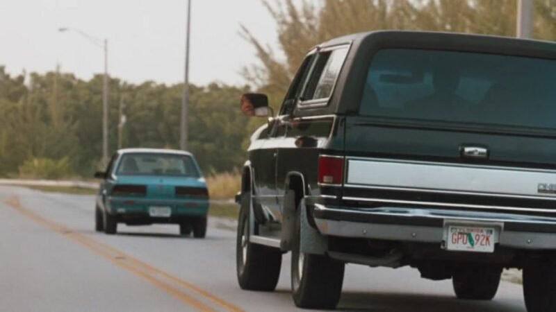 Fotograma coche camioneta negra Chevrolet Blazer 1989 de la película Ace Ventura: Detective de mascotas a escala