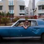 Fotograma coche azul Chevrolet Montecarlo 1972 de la película Ace Ventura: Detective de mascotas
