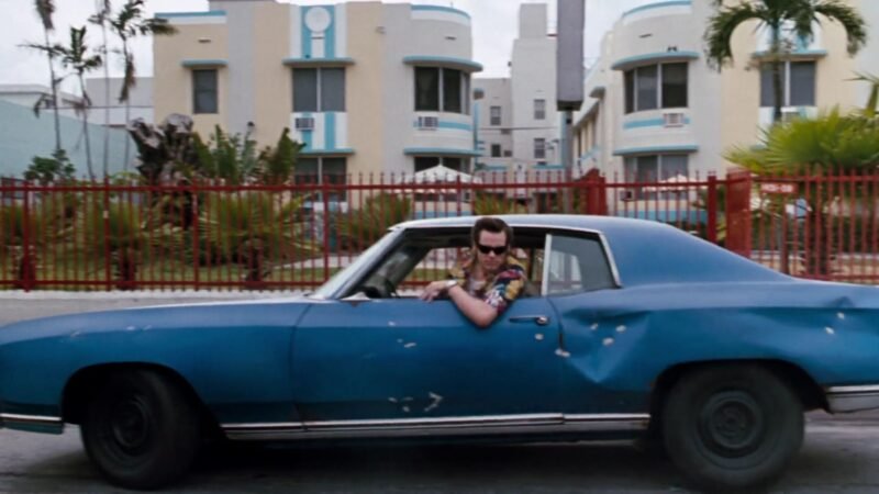 Fotograma coche azul Chevrolet Montecarlo 1972 de la película Ace Ventura: Detective de mascotas