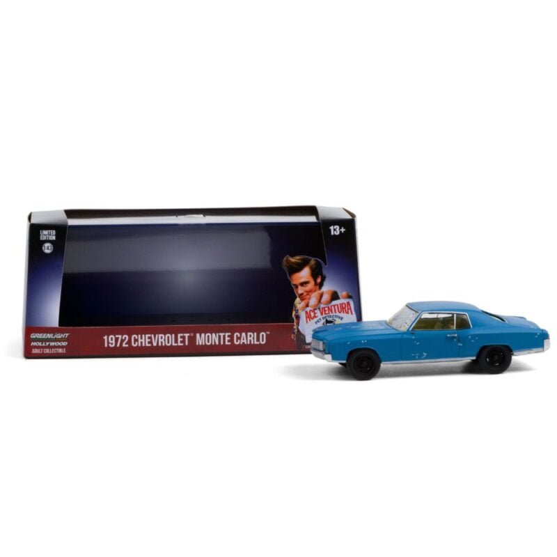 Miniatura coche azul Chevrolet Montecarlo 1972 de la película Ace Ventura: Detective de mascotas a escala 1/43 Greenlight con urna transparente