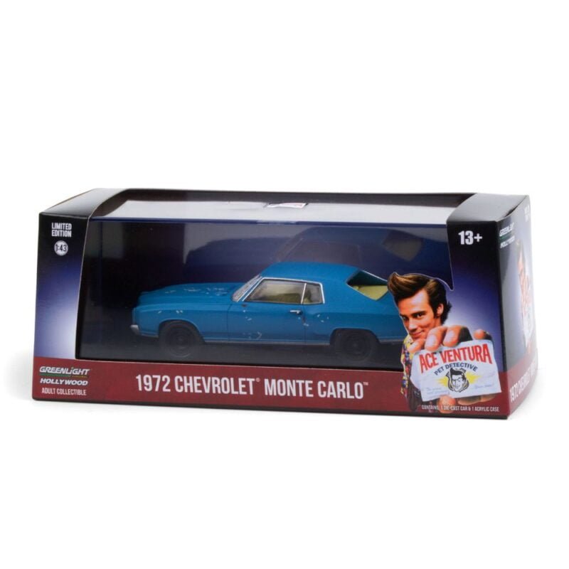 Miniatura coche azul Chevrolet Montecarlo 1972 de la película Ace Ventura: Detective de mascotas a escala 1/43 Greenlight con urna transparente