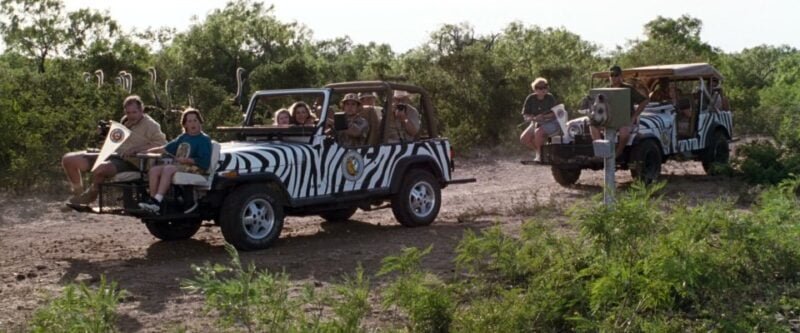 Fotograma coche todoterreno blanco con rayas de cebra Jeep CJ-7 1976 de la película Ace Ventura: Operación África