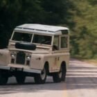 Fotograma coche todoterreno beige Land Rover 88 Series II de la película Ace Ventura: Operación África