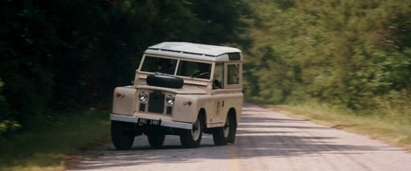 Fotograma coche todoterreno beige Land Rover 88 Series II de la película Ace Ventura: Operación África