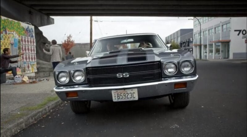 Fotograma coche gris con rayas negras Chevrolet Chevelle SS 1970 de la serie Érase una vez