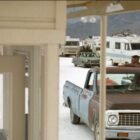 Fotograma camioneta desgastada azul y marrón Chevrolet C-10 1971 de la película Independence Day