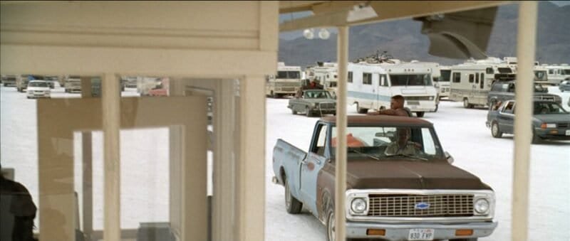 Fotograma camioneta desgastada azul y marrón Chevrolet C-10 1971 de la película Independence Day