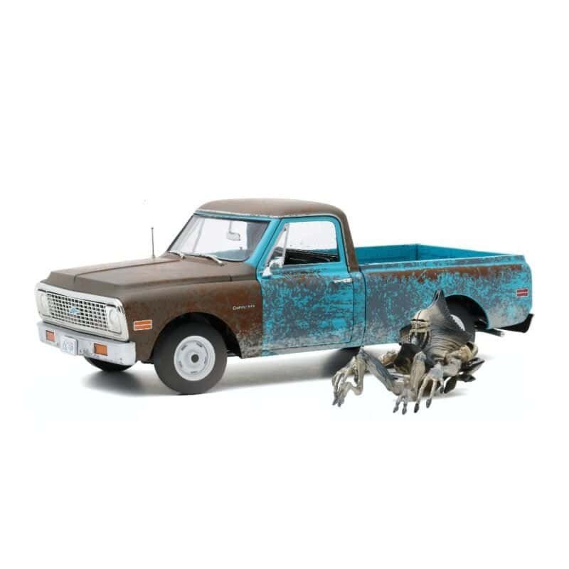 Miniatura camioneta desgastada azul y marrón Chevrolet C-10 1971 con figura de alien de la película Independence Day a escala 1/18 Greenlight