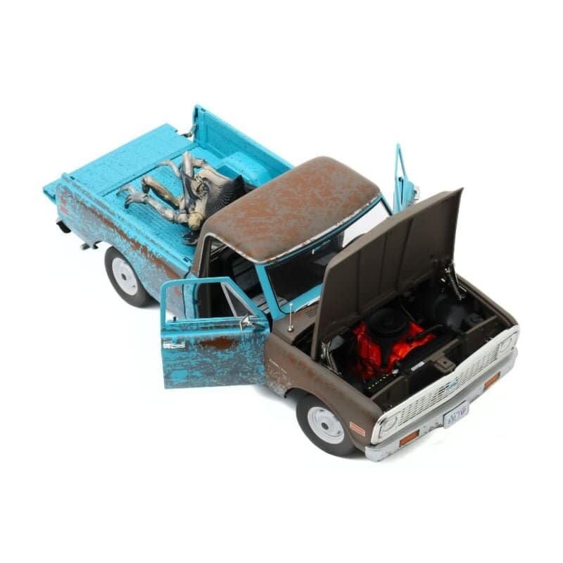 Miniatura camioneta desgastada azul y marrón Chevrolet C-10 1971 con figura de alien de la película Independence Day a escala 1/18 Greenlight