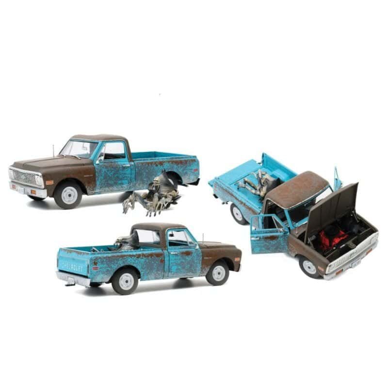 Miniatura camioneta desgastada azul y marrón Chevrolet C-10 1971 con figura de alien de la película Independence Day a escala 1/18 Greenlight