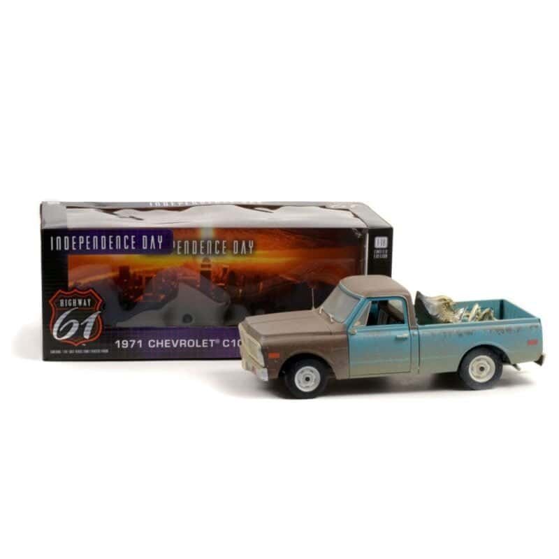 Miniatura camioneta desgastada azul y marrón Chevrolet C-10 1971 con figura de alien de la película Independence Day a escala 1/18 Greenlight con caja de cartón expositora