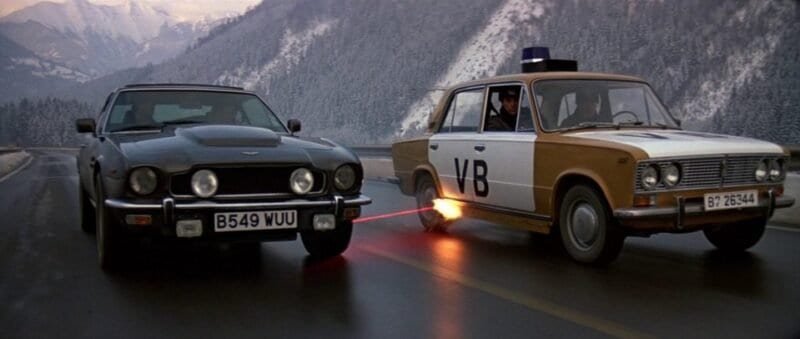 Fotograma coche blanco y amarillo policía checoslovaca Lada 1500 (1980) de la película de James Bond 007 Alta tensión (The living daylights)