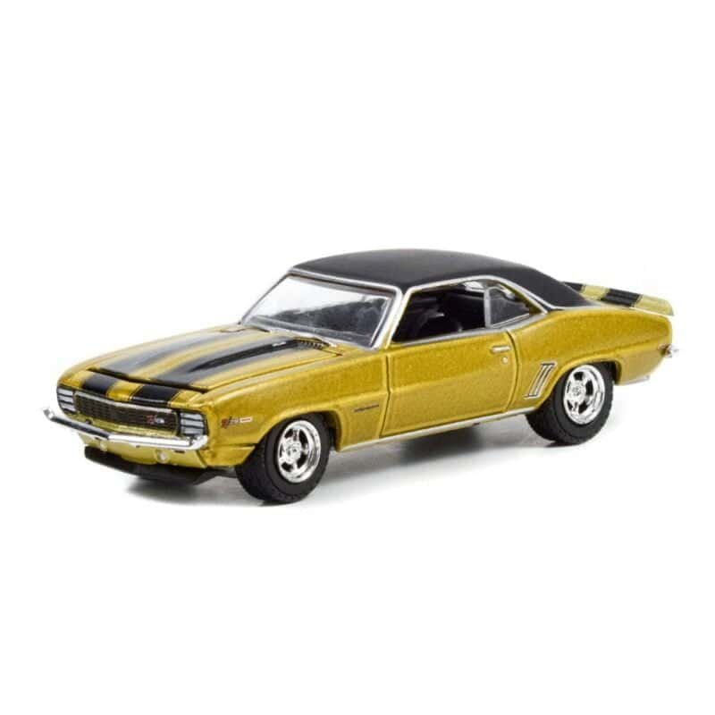 Miniatura coche descapotable dorado con rayas y capota negras Chevrolet Camaro Z/28 1969 de la serie La casa de empeños a escala 1/64 Greenlight