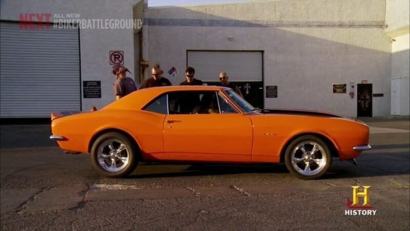 Fotograma coche naranja con rayas negras Chevrolet Camaro RS 1967 de la serie Locos por los coches Ep. 3.15