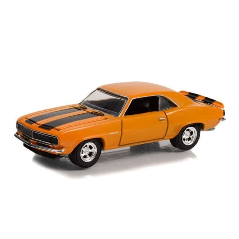 Miniatura coche naranja con rayas negras Chevrolet Camaro RS 1967 de la serie Locos por los coches Ep. 3.15 a escala 1/64 Greenlight