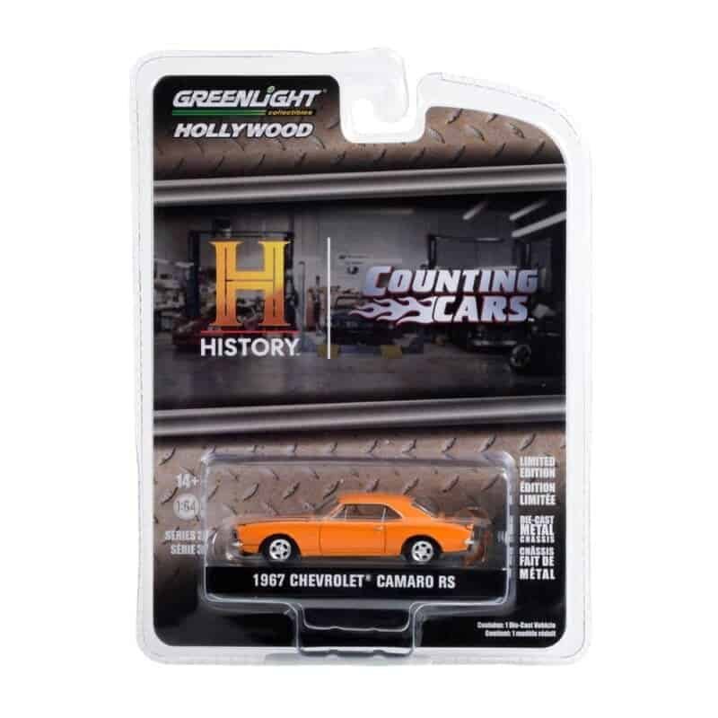 Miniatura coche naranja con rayas negras Chevrolet Camaro RS 1967 de la serie Locos por los coches Ep. 3.15 a escala 1/64 Greenlight en blister sellado