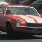 Fotograma Hurley en coche Chevrolet Camaro Z28 naranja de la serie Lost Greenlight