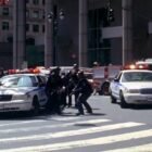 Fotograma coche de policía blanco Ford Crown Victoria Police Interceptor de la serie MacGyver