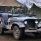 Fotograma coche todoterreno ejército verde militar Jeep Willys M38 A1 1952 de la serie MASH