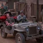 Fotograma coche todoterreno ejército verde militar Jeep Willys MB Brigadier General 1942 de la serie MASH