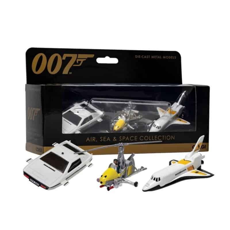 Miniaturas colección Corgi Aire, Mar y Espacio James Bond 007 con coche blanco anfibio Lotus Sprit S1 de la película La espía que me amó, autogiro amarillo "Little Nelly" de Sólo se vive dos veces y nave espacial de Moonraker con caja de cartón expositora