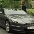 Fotograma coche gris Aston Martin DBS conducido por James Bond 007 en la película Casino Royale