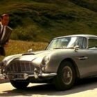 Fotograma coche gris Aston Martin DB5 conducido por James Bond 007 en la película Goldfinger