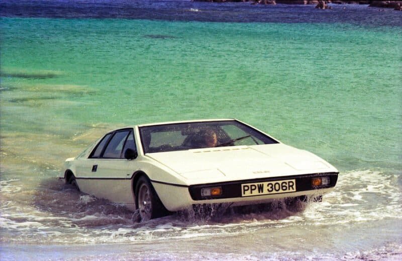 Fotograma coche blanco anfibio Lotus Sprit S1 de la película La espía que me amó con James Bond 007