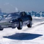 Fotograma coche gris Aston Martin V12 Vanquish conducido por James Bond 007 en la película Muere otro día