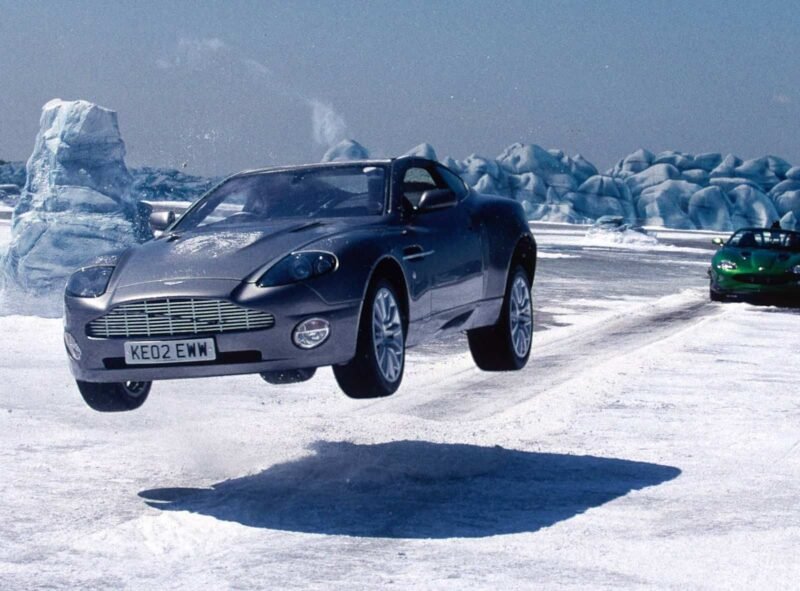 Fotograma coche gris Aston Martin V12 Vanquish conducido por James Bond 007 en la película Muere otro día