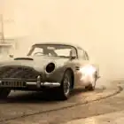Fotograma coche gris Aston Martin DB5 conducido por James Bond 007 en la película Sin tiempo para morir