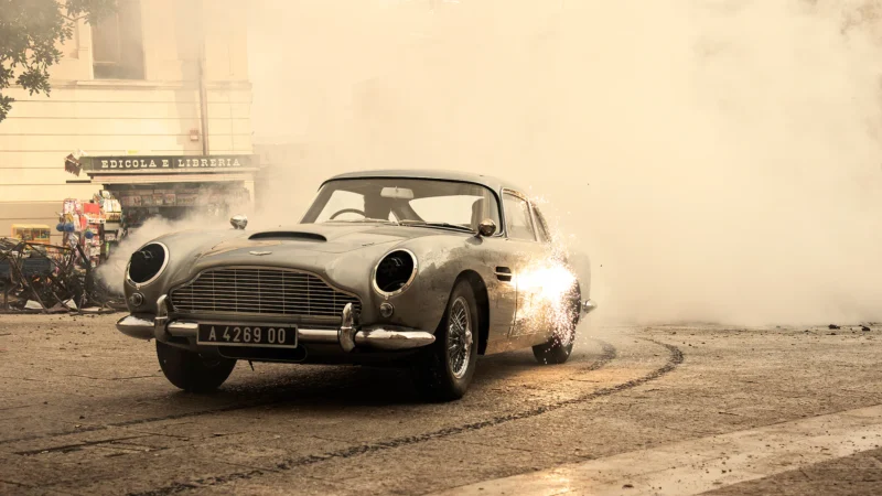 Fotograma coche gris Aston Martin DB5 conducido por James Bond 007 en la película Sin tiempo para morir