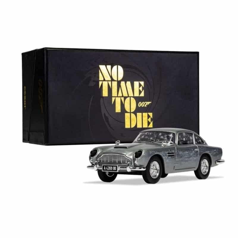 Miniatura coche gris Aston Martin DB5 conducido por James Bond 007 en la película Sin tiempo para morir a escala 1/36 Corgi